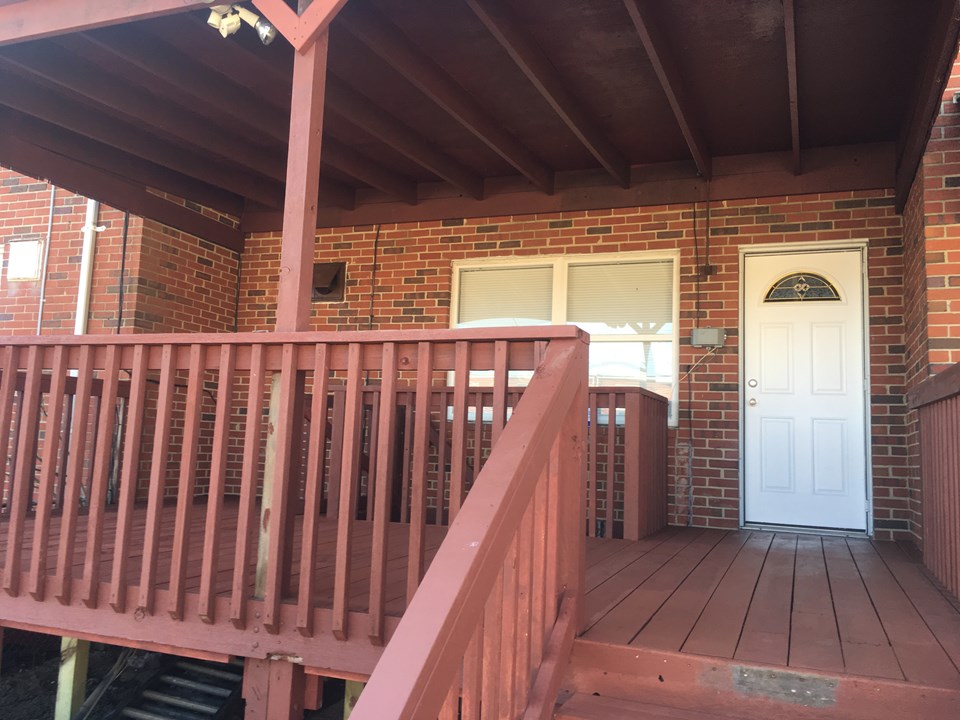 bingo - large covered rear deck!!!!